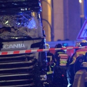 camion-sul-mercatino-di-natale-videoattentato-a-berlino-almeno-9-morti_41e03796-c62a-11e6-bf35-e510cc629dc1_998_397_big_story_detail