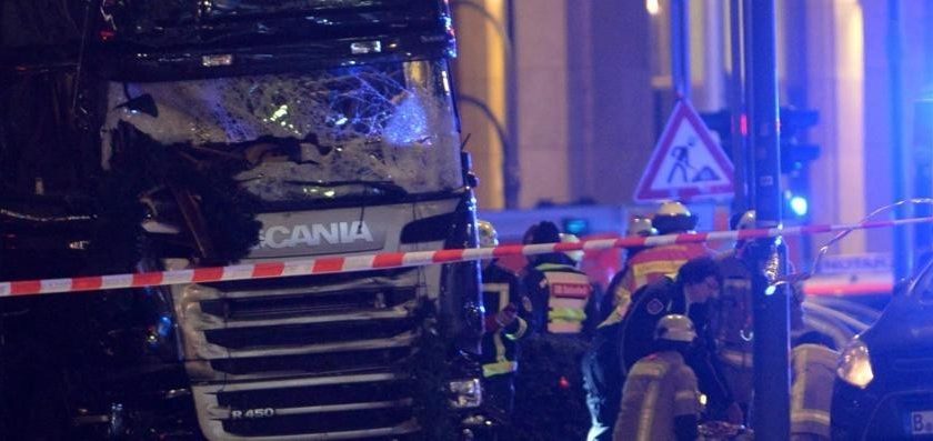 camion-sul-mercatino-di-natale-videoattentato-a-berlino-almeno-9-morti_41e03796-c62a-11e6-bf35-e510cc629dc1_998_397_big_story_detail