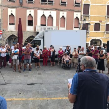 manifestazione con traffico auto e camion